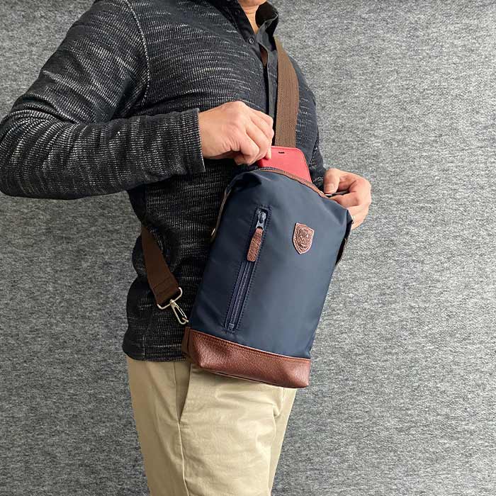 ワンショルダーバッグ ショルダーバッグ ボディバッグ 日本製 豊岡製鞄 メンズ A5ファイル 軽量 ナイロン 普段使い 街持ち 観光 ショッピング 黒 紺 33758 ブレザークラブ BLAZER CLUB